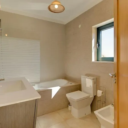 Casa Serrao With 4 Bedrooms Sleeps 8 Villa Carvoeiro (Lagoa)